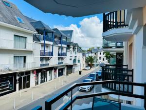 En balkon eller terrasse på Un nid au marché à La baule
