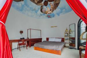 um quarto com uma cama, uma secretária e um tecto em Trulli Villa Homestay Đà Lạt em Phú Thạnh