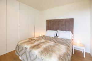 1 dormitorio con 1 cama grande con manta peluda en Breathtaking views - Paraísos de Agaete, en Puerto de las Nieves