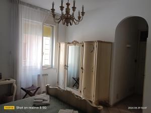 Habitación con baño con espejo y armario. en Bed and Breakfast Almaran, en Trapani