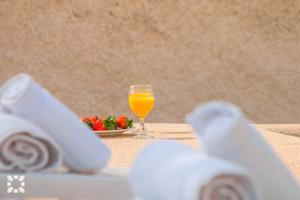 カルプにあるVilla Esmeralda by Abahana Villasのテーブル(オレンジジュース1杯、イチゴの盛り合わせ付)
