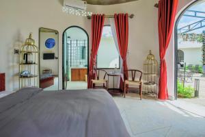 Phú ThạnhにあるTrulli Villa Homestay Đà Lạtのベッドルーム1室(ベッド1台、テーブル、椅子付)