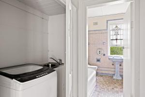 ein Badezimmer mit Waschbecken und Waschmaschine in der Unterkunft Lovely Double Room - Nearby Transport & Shops - Shared Bathroom in Killara + 29 Fotos