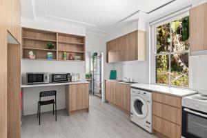 eine Küche mit Waschmaschine und Trockner in der Unterkunft Lovely Double Room - Nearby Transport & Shops - Shared Bathroom in Killara
