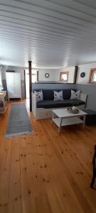 a living room with a blue couch and a table at Ferienhaus Schweden - Hus Else in Gällstad