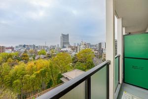 un balcone con vista sulla città di Zaito Tokyo East Mukojima APT a Tokyo