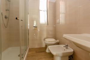 un bagno con wc, lavandino e doccia di Casa I Gabbiani a Mattinata Altre 73 foto