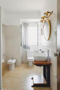 Un baño con lavabo, inodoro y espejo. en Complejo Rural en Porcuna-Jaén, en Porcuna