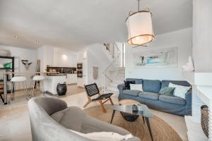a living room with a blue couch and a table at Casa Linda in Marbella