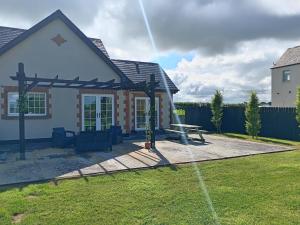 una casa con tavolo da picnic in cortile di Charlestown bungalow a Dundalk