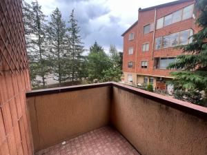einen Balkon mit Ziegelwand und einem Gebäude in der Unterkunft Appartamento Malpigihi 40 in Arezzo
