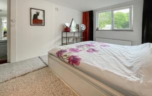 um quarto com uma cama com flores cor-de-rosa em Amazing Ship In Winsum With Wifi em Winsum
