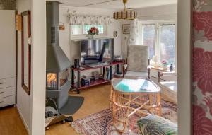 uma sala de estar com lareira e televisão em Beautiful Home In Grnna With Kitchen em Gränna