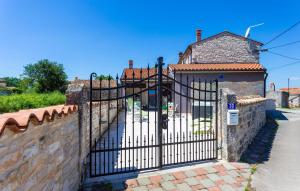 a gate to a house with a brick wall at Stunning Home In Hrboki With Wifi in Hrboki