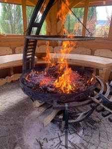 a fire pit in a cabin with flames in it at Highland Retreat Dzianisz in Witów