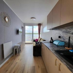 cocina con vistas al océano desde una habitación en Apartament na wodzie Augustów en Augustów