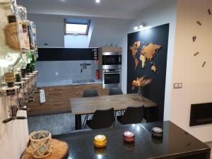 una cucina con tavolo e una mappa del mondo sul muro di Apartament Manhattan 2- KLIMATYZACJA a Słupsk