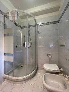 y baño con ducha, aseo y lavamanos. en Appartamento Malpigihi 40 en Arezzo