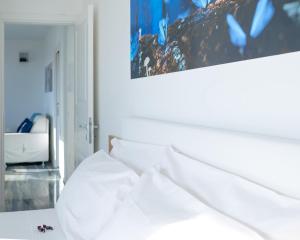 een slaapkamer met een bed met een foto aan de muur bij I Bordin Home in Nettuno