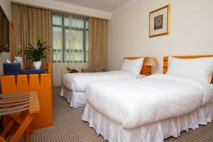 Una cama o camas en una habitación de Swiss-Belinn Doha