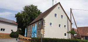 a church with a clock on the side of it at Gasthaus Weißes Ross in Burghaslach