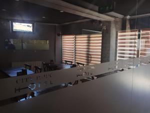 una sala da pranzo con un tavolo e alcune finestre di City Park Suites City Center Corlu a Corlu