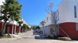 una calle en una ciudad con edificios blancos y rojos en 里白民宿 en Ho-mu