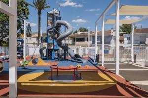 リンコン・デ・ラ・ビクトリアにあるApartamento Bellamarの公園内の滑り台のある遊び場