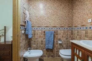 リンコン・デ・ラ・ビクトリアにあるApartamento Bellamarのトイレと洗面台のあるバスルーム +20枚の写真