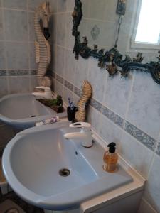 Ένα μπάνιο στο Villa familiale spacieuse