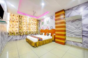 卢迪亚纳FabHotel The Mirage的房间里有一张床的卧室