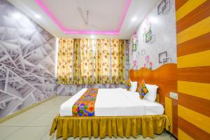 1 dormitorio con 1 cama en una habitación en FabHotel Prime The Mirage en Ludhiana