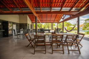 ein Esszimmer mit Tisch und Stühlen in der Unterkunft Refúgio de Lazer: Chácara c/ Espaço e Conforto in Caldas Novas