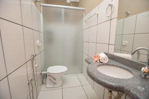 ein Badezimmer mit Dusche, Toilette und Waschbecken in der Unterkunft Refúgio de Lazer: Chácara c/ Espaço e Conforto in Caldas Novas + 28 Fotos