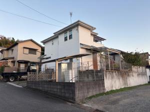 ein Haus mit einem Zaun davor in der Unterkunft Hamachidesu - Vacation STAY 15817 in Akiruno