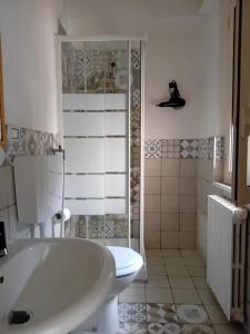Un baño con bañera blanca y un inodoro. en BBX Palermo Centro, en Palermo