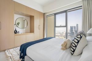 Postel nebo postele na pokoji v ubytování GuestReady - Lux design with top skyline view