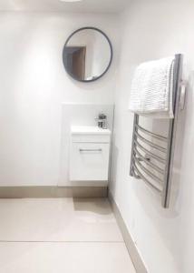 ブライトン＆ホーブにあるStylish & Central, Ideal Beach Retreatの鏡と洗面台のある白いバスルーム