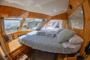 ein Bett in der Mitte eines Bootes in der Unterkunft Boat ALOHA in Barcelona