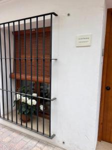 biały budynek z bramą z rośliną w obiekcie rural-home callemayor w mieście Altura
