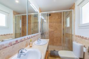 Koupelna v ubytování Casa con jardín, piscina, pista pádel + 37 fotografií