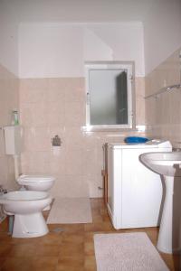 a bathroom with a toilet and a sink at Casa Baptista I in Marinha Grande