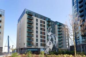 ein großes Gebäude mit einer Skulptur davor in der Unterkunft Luxury 1 Bed Apartment Hemel Hempstead Sleeps 4 Luton Airport Nearby in Hemel Hempstead