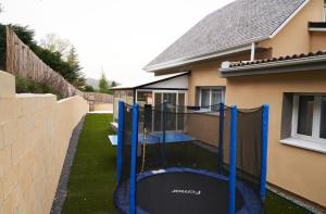 a batting cage in the backyard of a house at VILLA Formonte in Los Ángeles de San Rafael