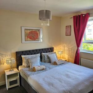 een slaapkamer met een bed met 2 kussens erop bij & Cosy Apartment in the heart of Stokes Croft in Bristol