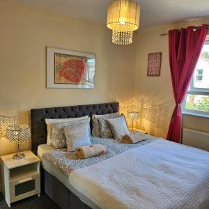 een slaapkamer met een groot bed met 2 kussens bij & Cosy Apartment in the heart of Stokes Croft in Bristol