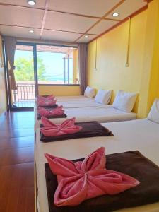 Cama ou camas em um quarto em Phi Phi Sand Sea View Resort
