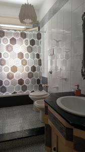 Un baño con inodoro, lavabo y ducha. en BBX Palermo Centro, en Palermo