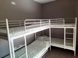 Tempat tidur susun dalam kamar di Hostel Backpacker SOLOPUENT 3000
