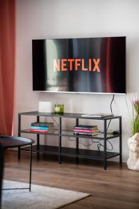 Telewizja i/lub zestaw kina domowego w obiekcie Lumina cozy apartments Manufaktura